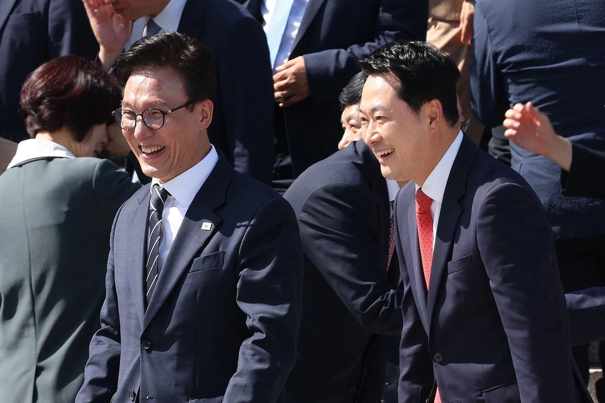 김민석 더불어민주당 대표와 장동혁 국민의힘 대표가 3일 서울 여의도 국회 본청 계단에서 후반기 단체 기념 사진 촬영을 마친 후 대화하고 있다. / 뉴스1