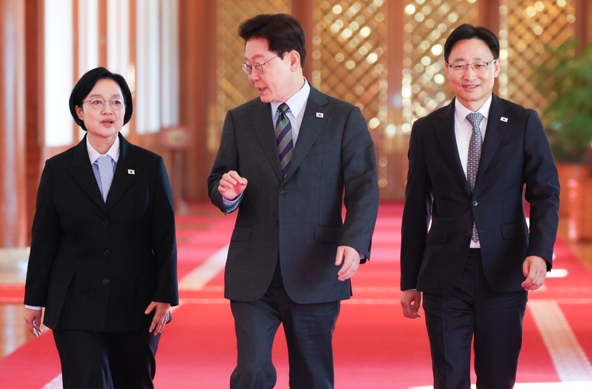 이재명 대통령이 지난 20일 청와대에서 열린 국무회의에 한성숙 국무총리, 임광현 비서실장과 함께 입장하고 있는 모습 / 뉴스1