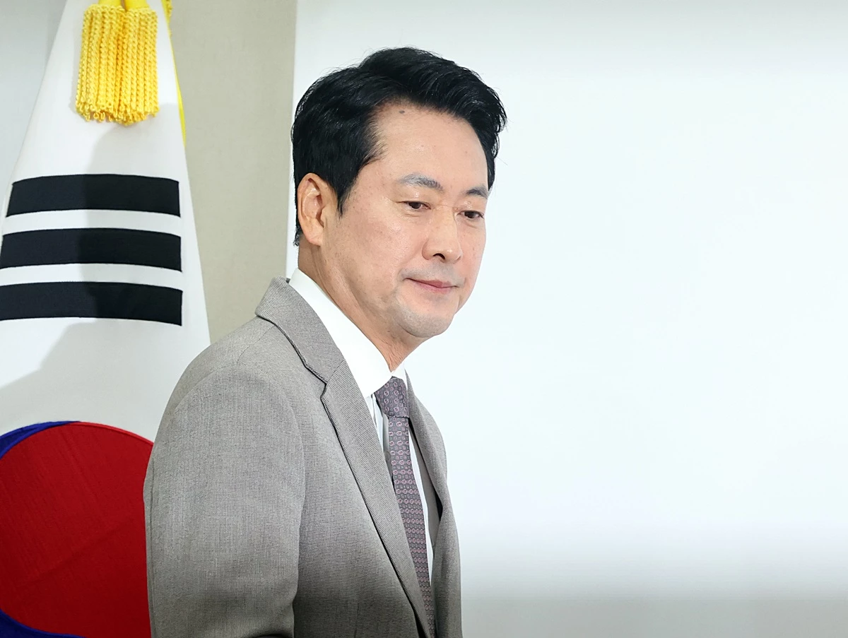 장동혁 국민의힘 대표가 서울 여의도 국회에서 열린 최고위원회의에 참석하고 있다. 기사 이해를 돕기 위한 자료 사진. 장 대표가 지난해 당 대표 선거를 앞두고 사적인 자리에서 나눈 욕설이 섞인 대화를 담은 녹취가 뒤늦게 공개돼 파장이 일고 있다. / 뉴스1