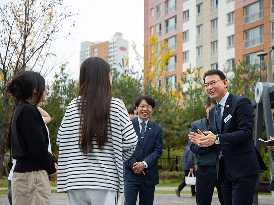 지난 20일 최현덕 남양주시장이 다산중앙공원에서 시민들과 만나 생활 현안에 관한 의견을 나누고 있다