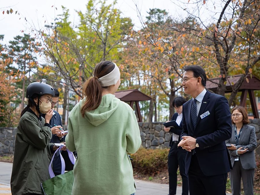 최현덕 시장이 다산중앙공원에서 시민들과 만나 생활 현안에 관한 의견을 나누고 있다