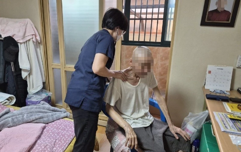 의사와 간호직·사회복지직 공무원으로 구성된 다학제팀이 가정을 방문해 진료하고 있다./사진=유성구
