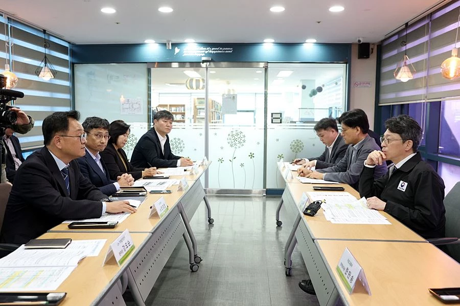 민경선 고양특례시장이 홍지선 국토교통부 장관을 비롯한 관계자들과 노후계획도시 정비사업 추진을 위한 협력 방안을 논의하고 있다