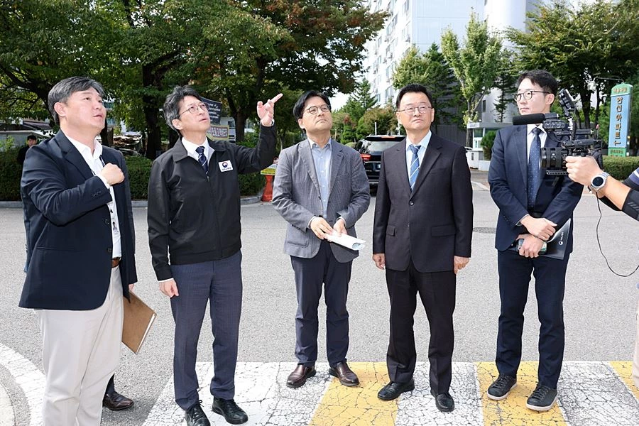 민경선 고양특례시장이 홍지선 국토교통부 장관을 비롯한 관계자들과 일산 선도지구인 백송마을 현장을 점검하고 있다