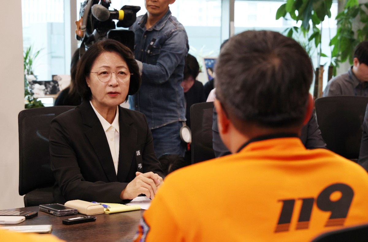 소방관들 만난 추미애 경기도지사 / 뉴스1