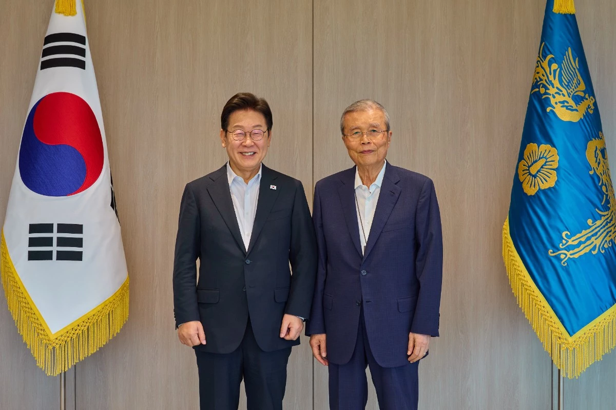 기념촬영 하는 이재명 대통령·김종인 전 국민의힘 비대위원장 / 뉴스1
