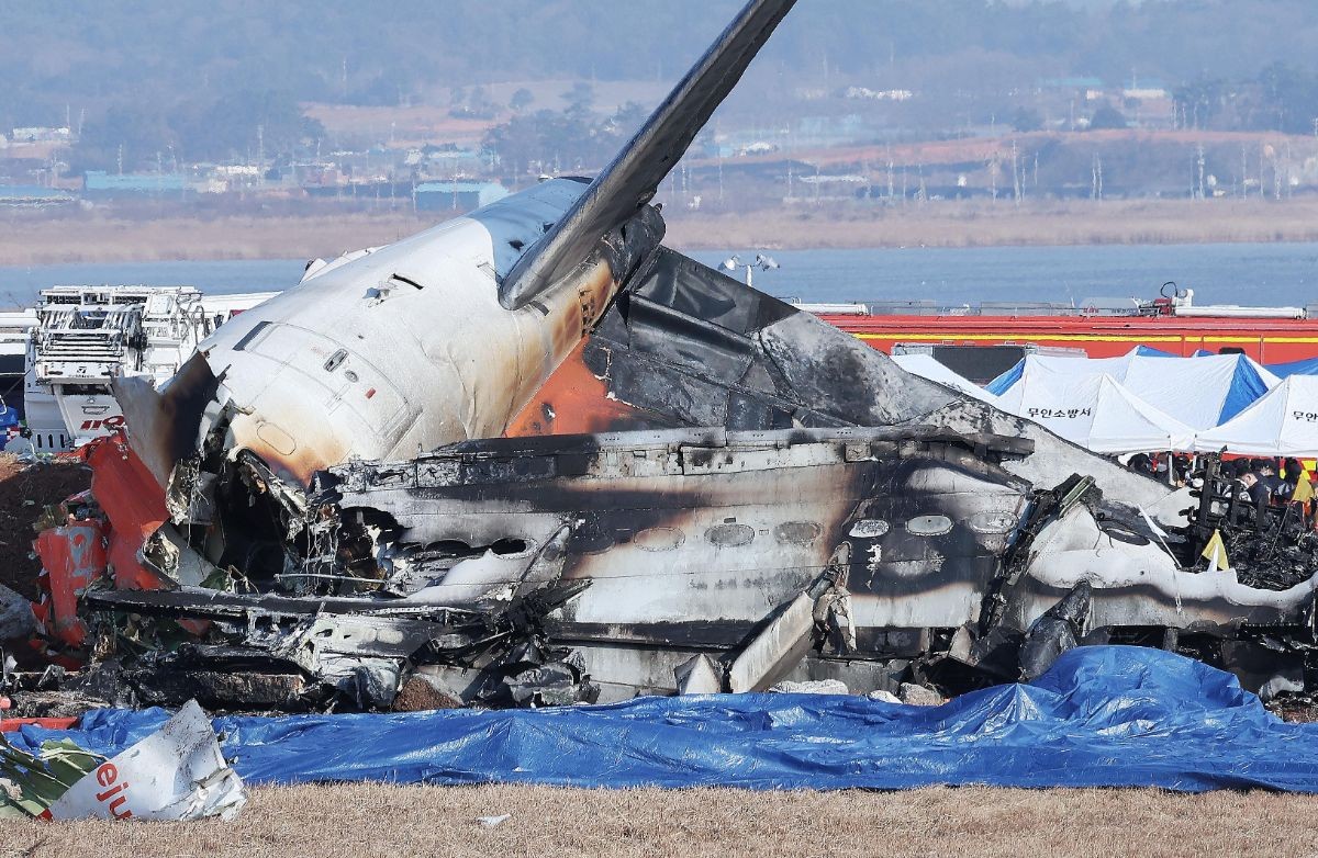 2024년 12월 29일 오전 9시 3분께 전남 무안국제공항에서 181명이 탑승한 여객기가 추락해 소방대원들이 사고 수습 작업을 하고 있다. / 뉴스1