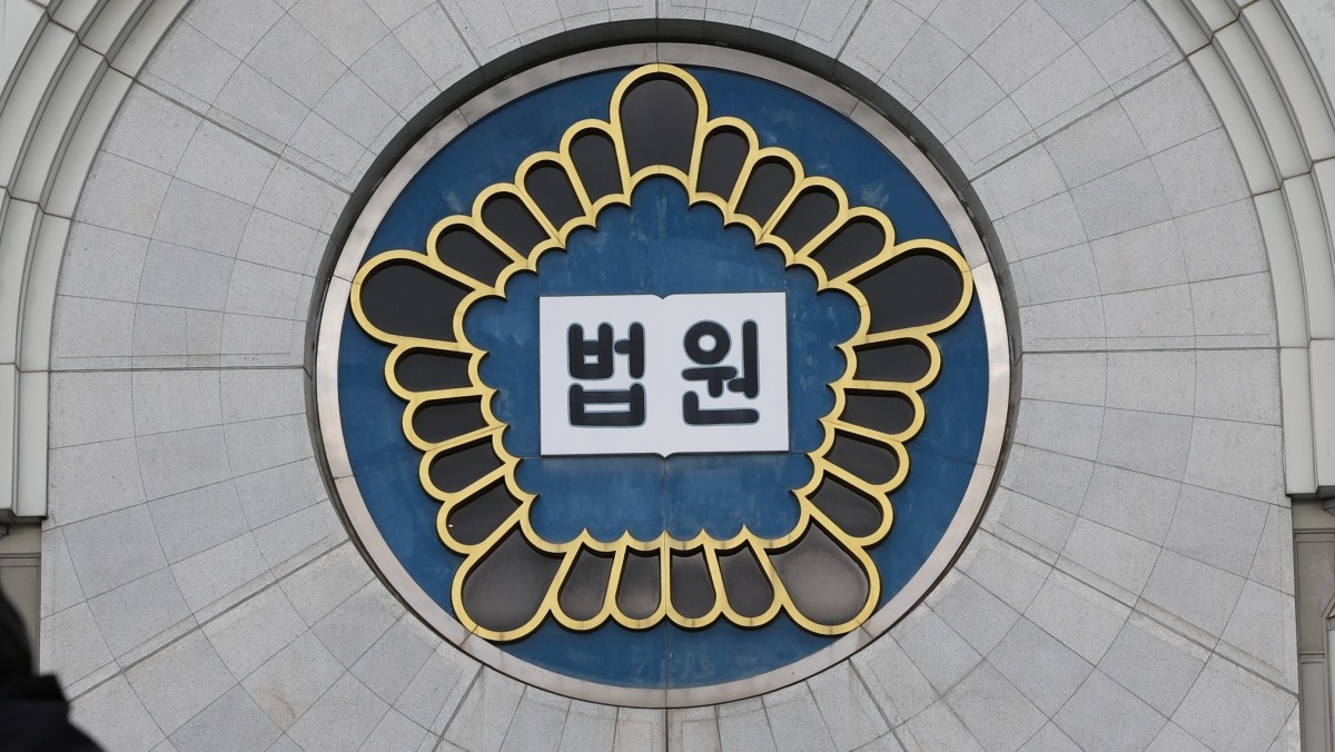 상가 화장실서 출산한 아기 쓰레기통에 버린 엄마, 징역 2년…아기는 생존
