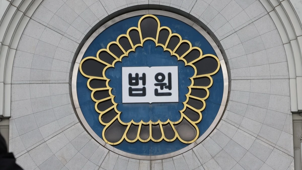 서울중앙지법 자료사진. 기사와 직접적으로 무관함. 서울중앙지법 형사합의29부는 21일 아동학대처벌법 위반(아동학대살해미수) 혐의로 구속기소된 김모씨에게 징역 2년을 선고했다. 아동학대 치료 프로그램 40시간 이수도 함께 명령했다. 김씨는 지난 4월 3일 근무하던 상가 건물 화장실에서 아이를 출산한 직후 쓰레기통에 넣고 휴지로 덮어 숨지게 하려 한 혐의를 받는다. / 연합뉴스