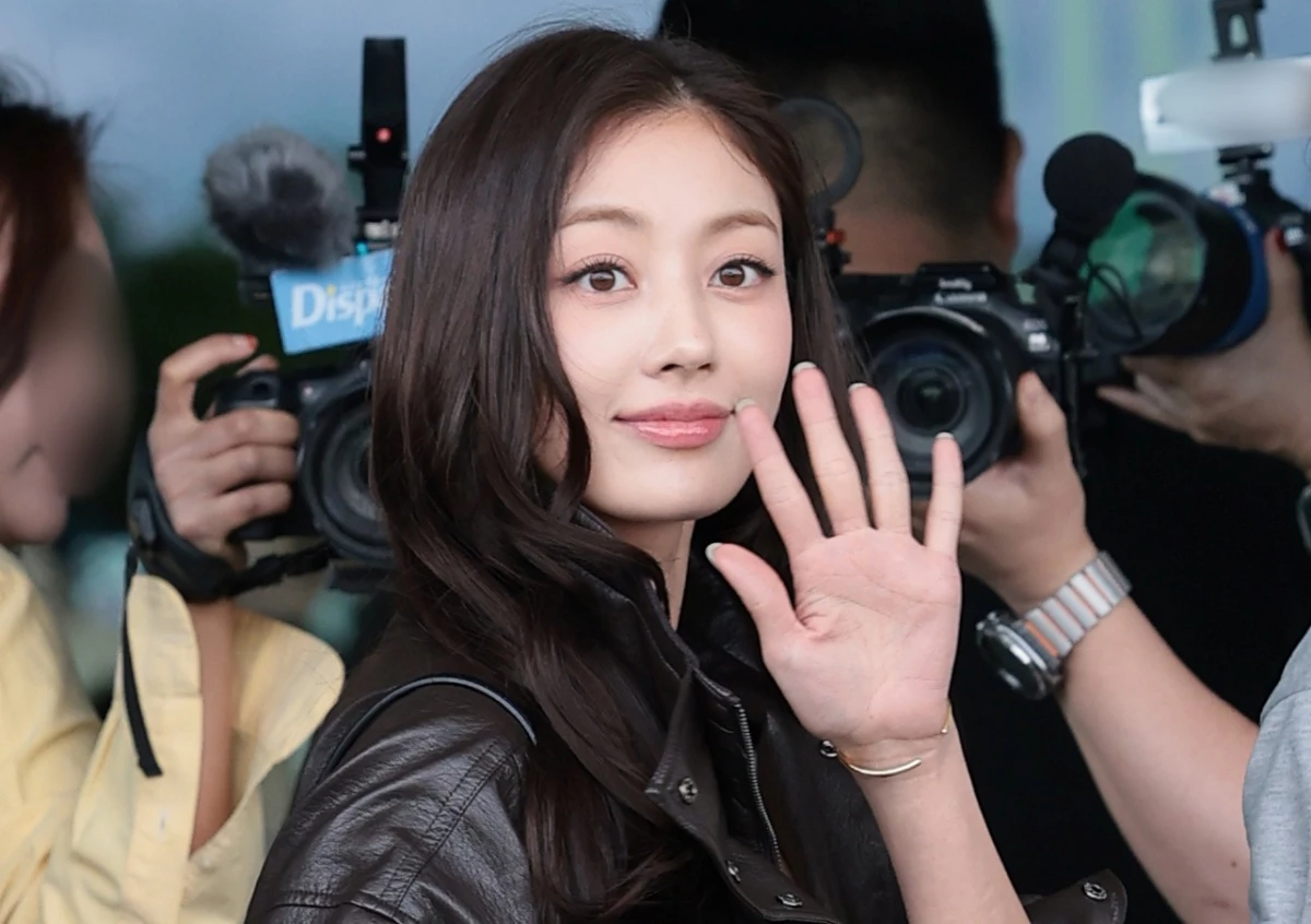 트와이스 지효가 해외 일정을 위해 지난달 인천공항을 통해 대만으로 출국하기 전 인사를 하고 있다. / 뉴스1