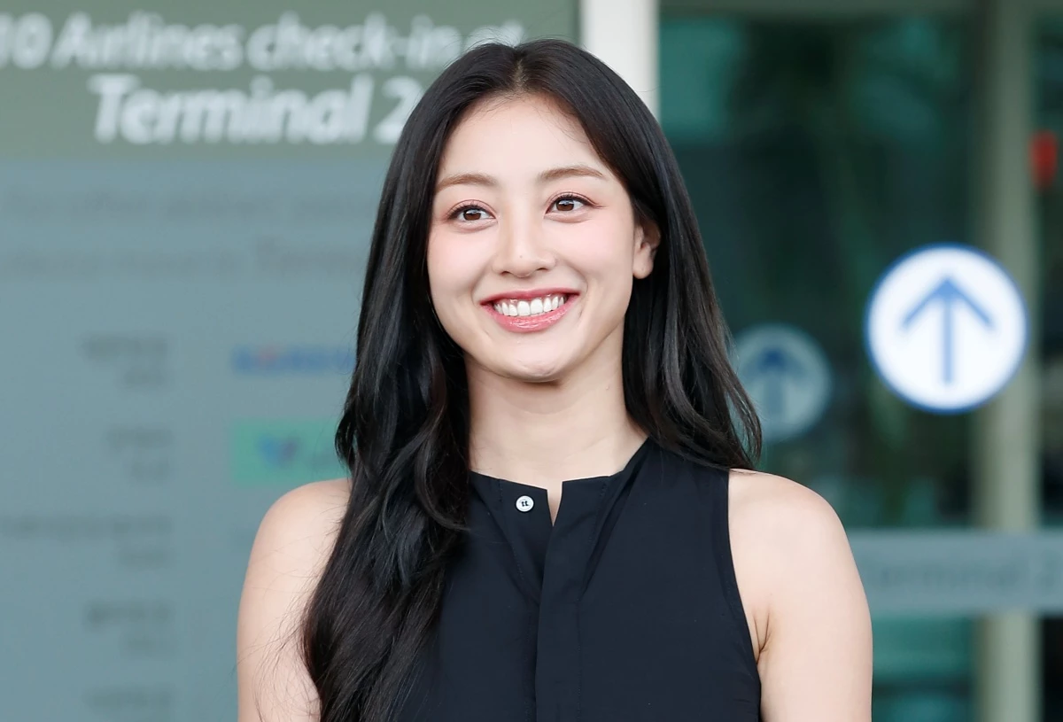 트와이스 지효가 해외 일정을 위해 2024년 인천공항에 도착해 프랑스 파리로 출국하기 전 인사를 하고 있다. / 뉴스1