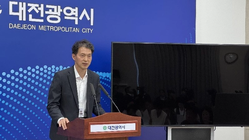 최종수 대전시 도시국장이 21일 시청 브르핑룸에서 기자회견을 열고 대전역세권 복합개발사업의 협약 해제 전망과 향후 사업 정상화 방안을 설명하고 있다./사진=김지연 기자