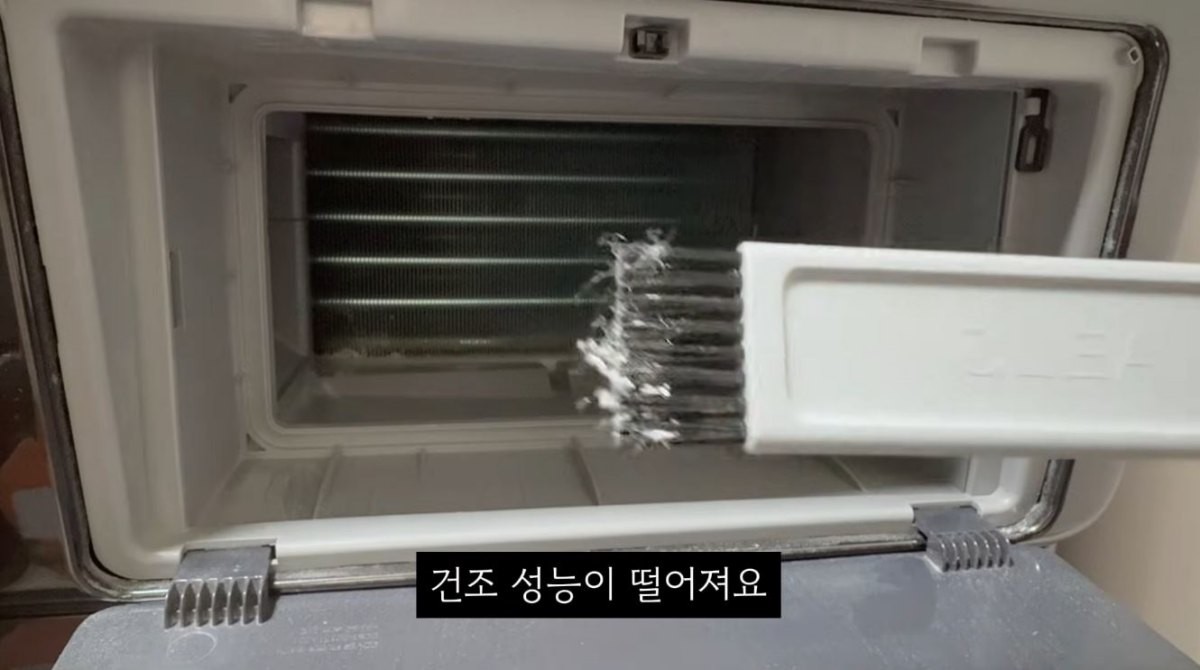 열교환기를 청소하는 모습. / 유튜브 '팁끌모아살림'