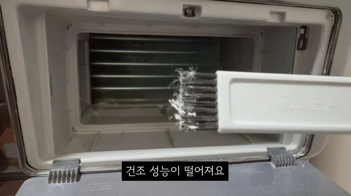 열교환기를 청소하는 모습. / 유튜브 '팁끌모아살림'