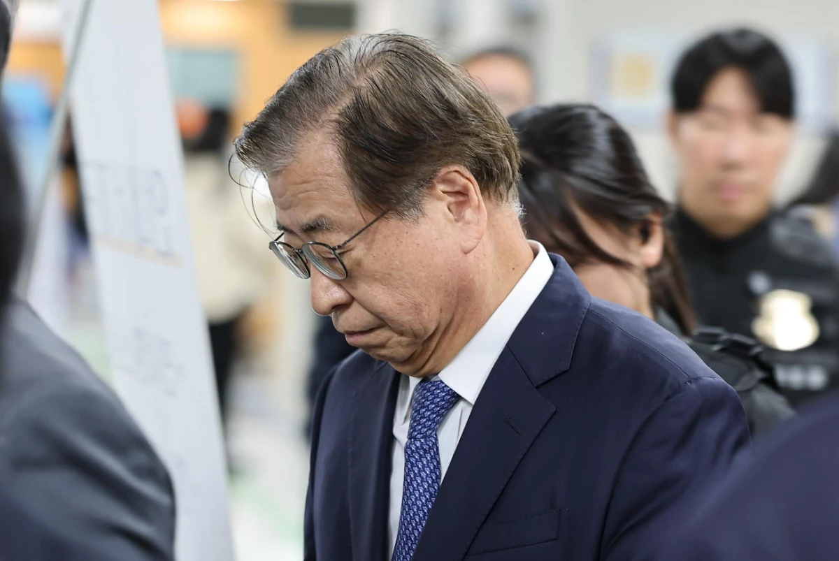 '탈북 어민 강제 북송' 혐의로 기소된 서훈 전 국가정보원장이 21일 오후 서울 서초구 서울고등법원에서 열린 국가정보원법 위반 항소심 선고 공판에 출석하고 있다. / 뉴스1