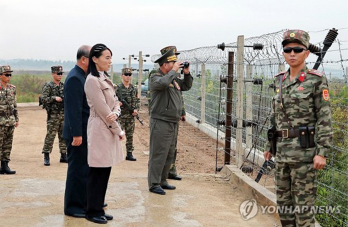 박정천 북한 국방성 고문이 지난 20일 남부국경 요새화 공사 현장의 주요 지점들을 리일환 노동당 비서와 김여정, 인민군 총참모부 주요 지휘관들과 함께 시찰했다고 조선중앙통신이 21일 보도했다. / 조선중앙통신-연합뉴스