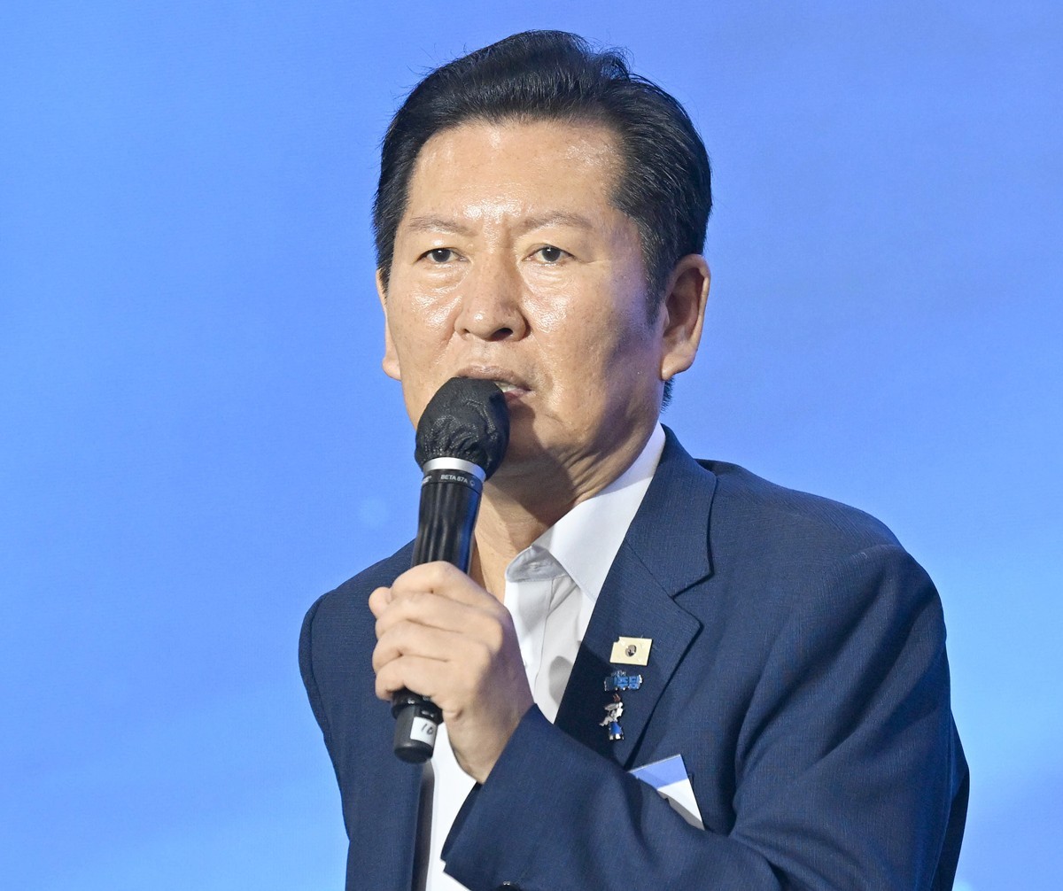 정청래 더불어민주당 의원. 기사 이해를 돕기 위한 자료 사진. 정 의원이 조희대 대법원장 탄핵 추진과 관련해 '정치는 타이밍'이라며 '지금 화끈하게 ‘조희대 탄핵 결정’을 하는 것이 최상책'이라고 말했다. 정 의원은 21일 페이스북에 올린 글에서 '조 대법원장의 탄핵 사유는 차고 넘치며 그의 정치 행위는 이미 도를 넘었다'라며 이렇게 밝혔다. / 뉴스1