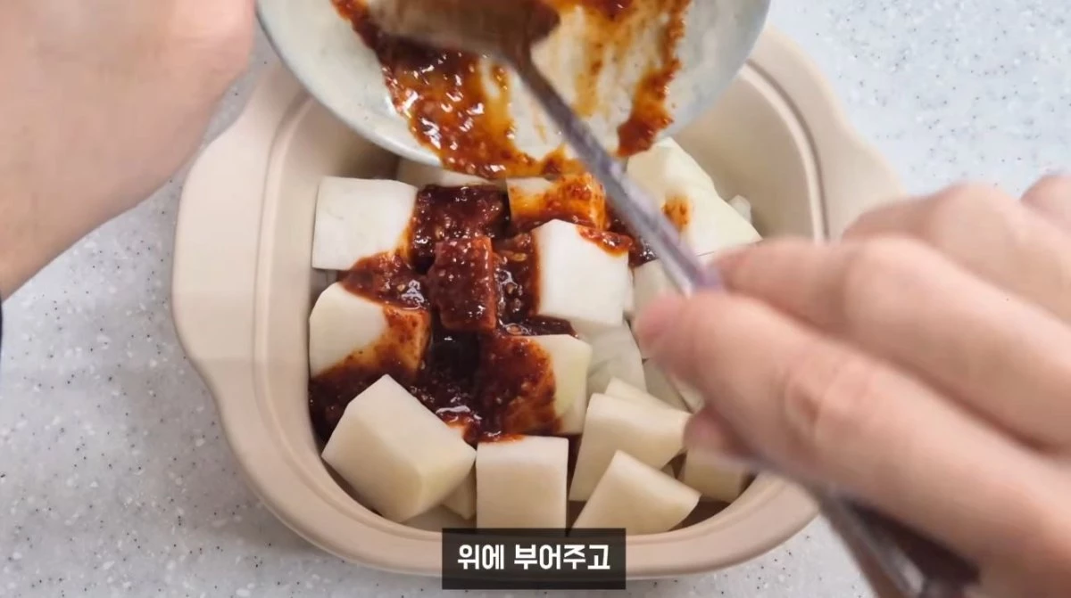 양념을 재료에 부어주는 모습. / 유튜브 '야미양yummy | 간단한끼'
