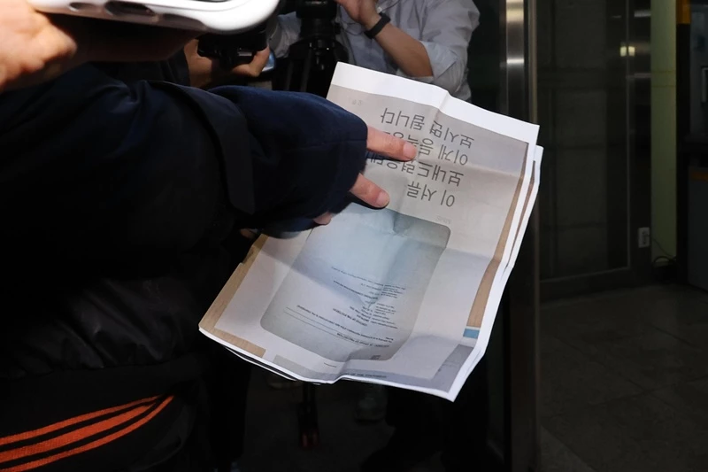 압송되는 역삼동 방화 용의자 손에 들린 것 / 뉴스1