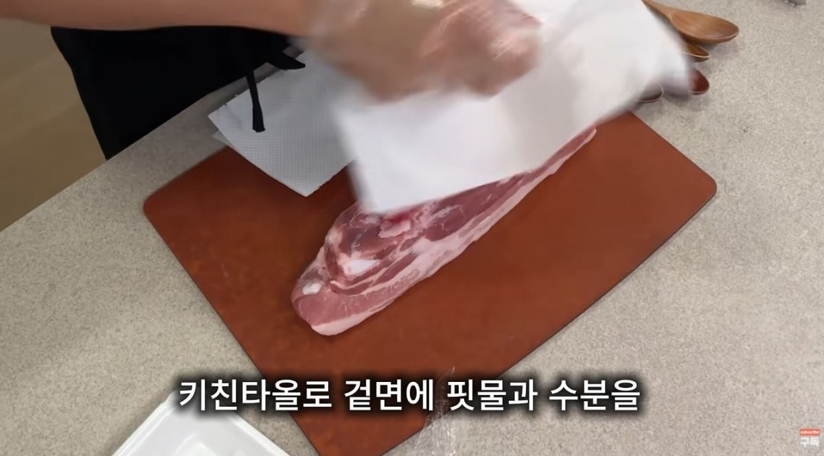 키친타월로 고기 수분과 핏물을 닦아내는 모습. / 유튜브 '아빠는 된장공장공장장'