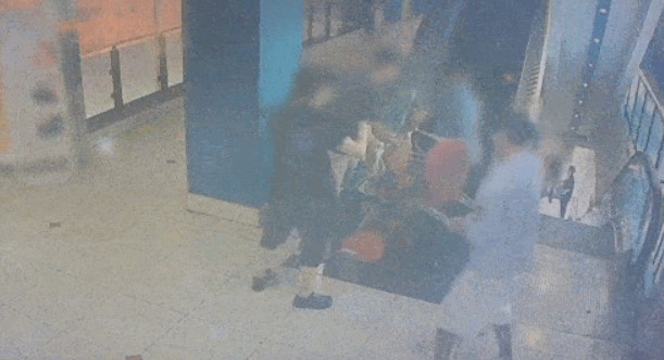 시민들이 13일 인천 남동구 구월동의 한 대형 상업시설에서 벌어진 흉기난동을 막기 위해 범인을 의자 등으로 제압할 당시 영상 캡쳐. / 인천경찰청 - 연합뉴스