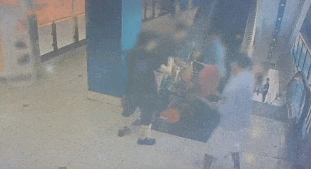 시민들이 13일 인천 남동구 구월동의 한 대형 상업시설에서 벌어진 흉기난동을 막기 위해 범인을 의자 등으로 제압할 당시 영상 캡쳐. / 인천경찰청 - 연합뉴스