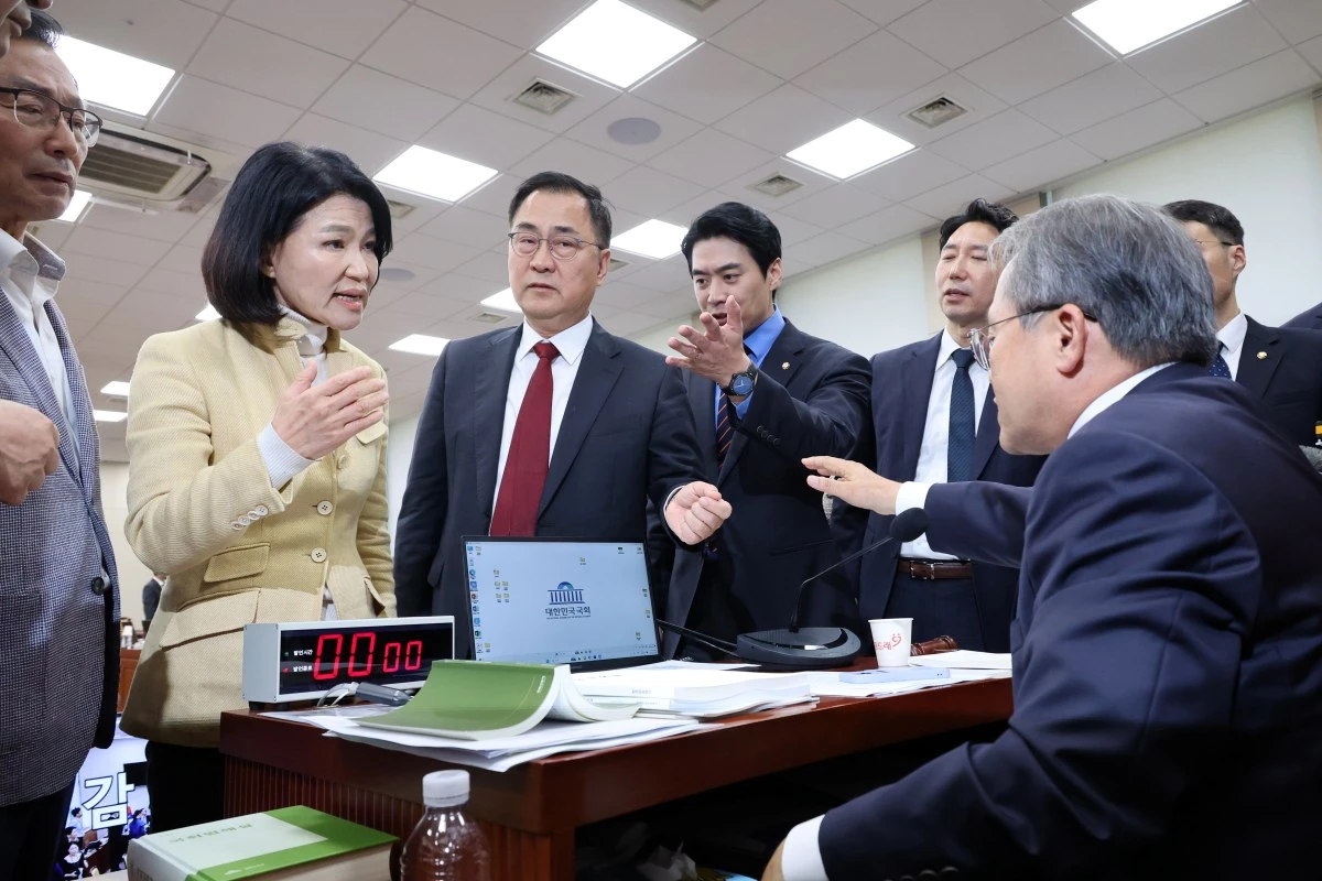 이진숙 국민의힘 의원이 지난 16일 서울 여의도 국회에서 열린 과학기술정보방송통신위원회의 한국방송공사 등에 대한 국정감사에서 자신에 대한 국감 제척안과 관련해 송기헌 위원장에게 항의하고 있다. / 뉴스1