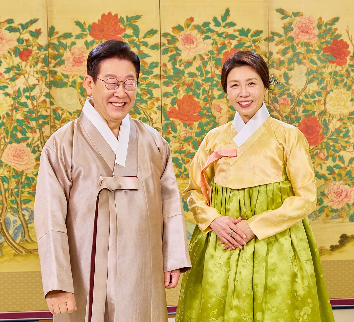 청와대는 한복의 날을 맞아 이재명 대통령과 김혜경 여사가 한복을 입고 있는 모습을 21일 SNS를 통해 공개했다. 기사 이해를 돕기 위한 자료 사진. 이 대통령의 지지율이 37.5%를 기록했다는 여론조사 결과가 22일 나왔다. 미디어토마토가 뉴스토마토 의뢰로 지난 19일부터 20일까지 이틀간 만 18세 이상 전국 성인남녀 1033명을 대상으로 실시한 정례 여론조사에서 이 대통령 국정 운영에 대해 전체 응답자의 37.5%는 긍정 평가를 내렸다. 부정 평가는 58.5%였고 '잘 모르겠다'는 응답은 3.9%로 나타났다. / 청와대 제공-뉴스1