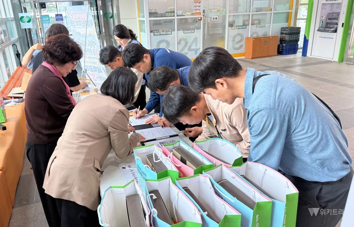 영광군은 지난 21일 고향사랑기부제에 대한 관심을 높이고 기부 참여 분위기를 확산하기 위해 한국수력원자력(주) 한빛원자력본부를 방문해 고향사랑기부제 홍보활동을 펼쳤다. / 영광군