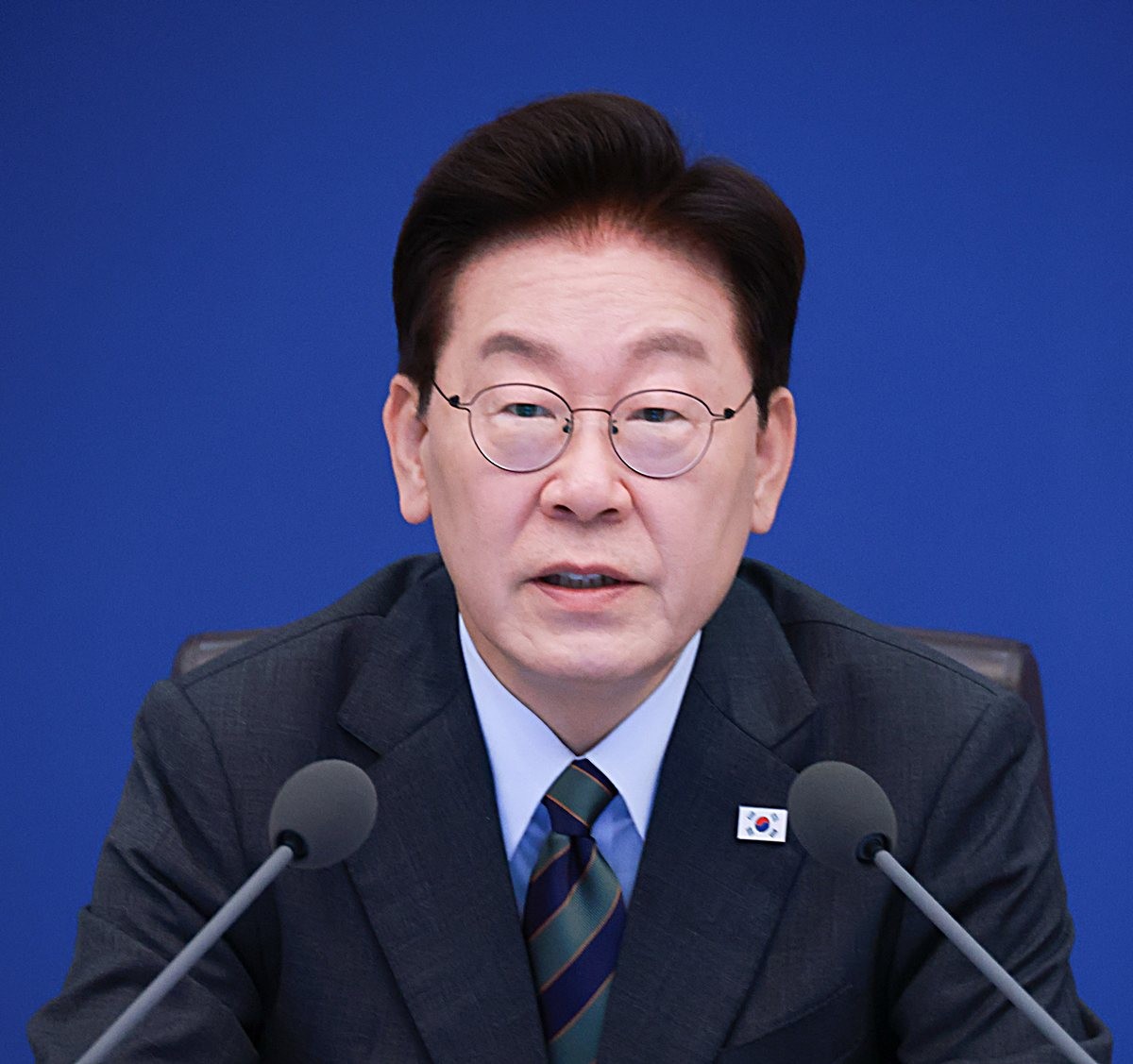 이재명 대통령이 청와대에서 열린 국무회의에서 발언하고 있다. 기사 이해를 돕기 위한 자료 사진. 이 대통령의 지지율이 37.5%를 기록했다는 여론조사 결과가 22일 나왔다. 미디어토마토가 뉴스토마토 의뢰로 지난 19일부터 20일까지 이틀간 만 18세 이상 전국 성인남녀 1033명을 대상으로 실시한 정례 여론조사에서 이 대통령 국정 운영에 대해 전체 응답자의 37.5%는 긍정 평가를 내렸다. 부정 평가는 58.5%였고 '잘 모르겠다'는 응답은 3.9%로 나타났다. / 뉴스1