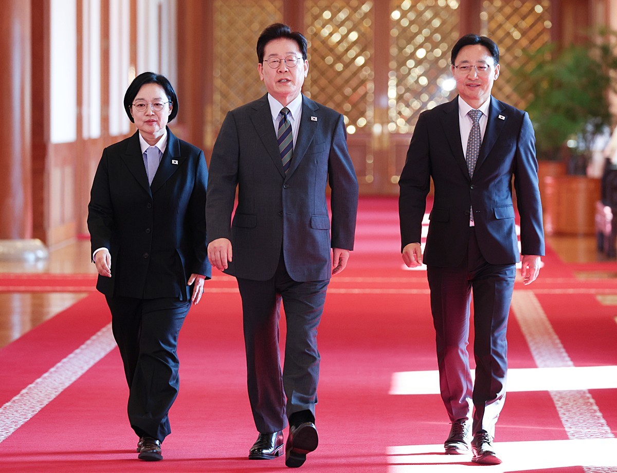 이재명 대통령이 청와대에서 열린 국무회의에 한성숙 국무총리, 임광현 비서실장과 함께 입장하고 있다. 기사 이해를 돕기 위한 자료 사진. 이 대통령의 지지율이 37.5%를 기록했다는 여론조사 결과가 22일 나왔다. 미디어토마토가 뉴스토마토 의뢰로 지난 19일부터 20일까지 이틀간 만 18세 이상 전국 성인남녀 1033명을 대상으로 실시한 정례 여론조사에서 이 대통령 국정 운영에 대해 전체 응답자의 37.5%는 긍정 평가를 내렸다. 부정 평가는 58.5%였고 '잘 모르겠다'는 응답은 3.9%로 나타났다. / 뉴스1