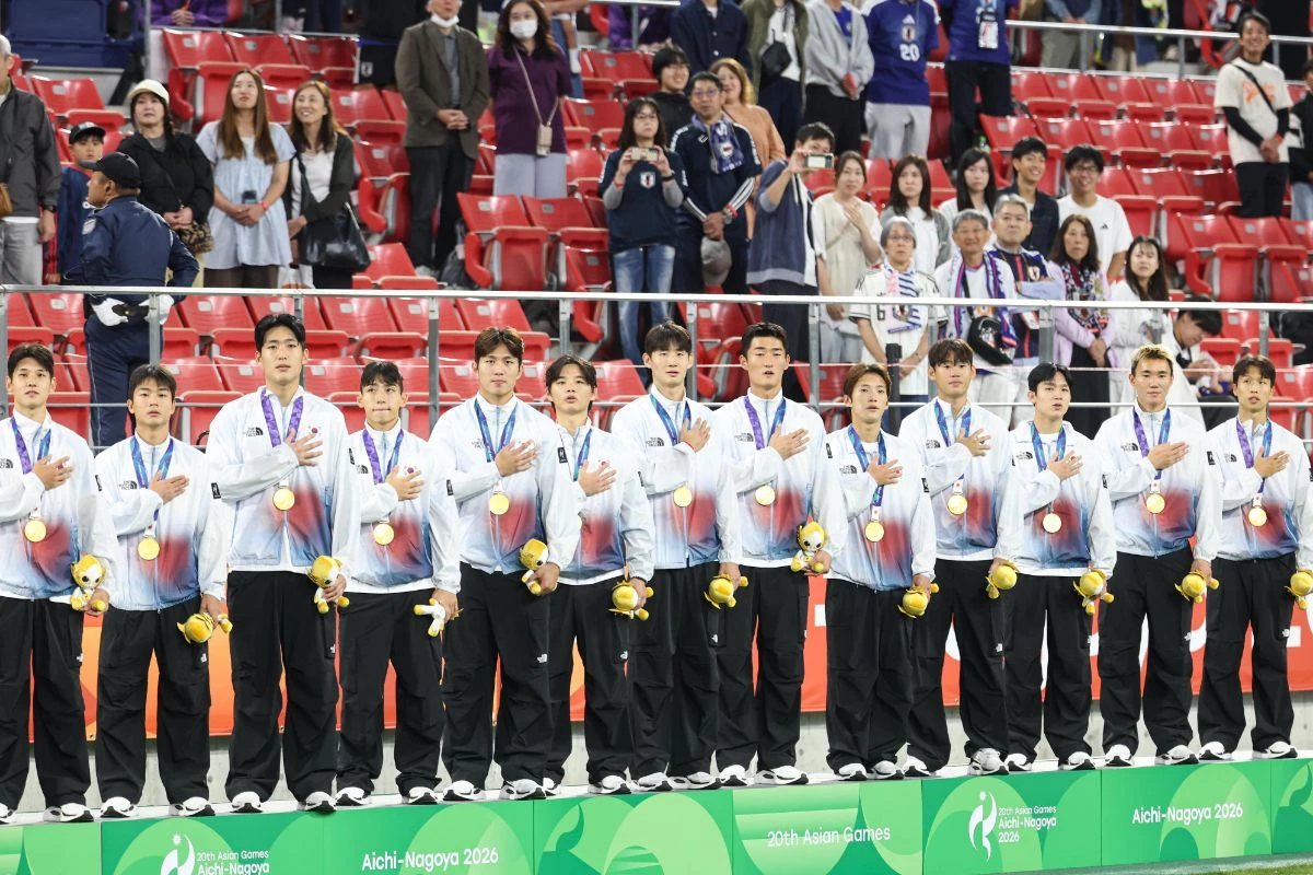 대한민국 아시안게임 축구대표팀 선수들이 3일 일본 아이치현 도요타 스타디움에서 열린 2026 아이치·나고야 아시안게임 축구 결승전 시상식에서 금메달을 목에 걸고 애국가를 제창하고 있다. / 뉴스1