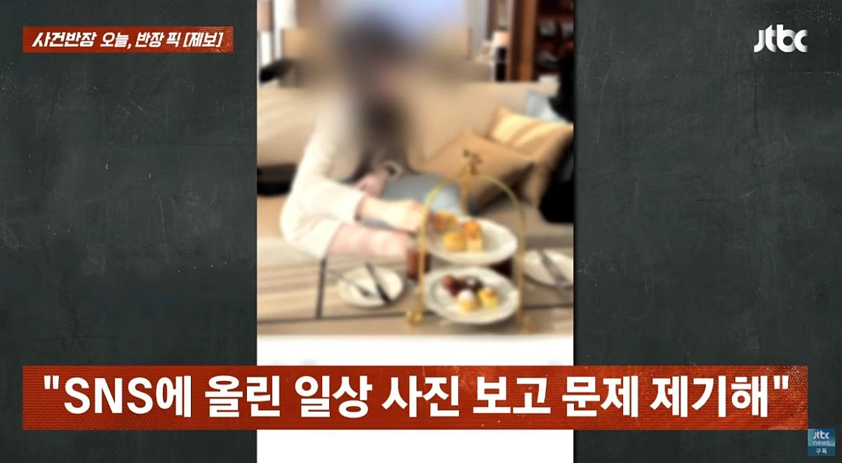 A 씨에 따르면 학부모들에게는 메신저의 기본 프로필만 보이도록 설정해 둔 상태였다. 그러나 일부 학부모가 지인에게만 공개되는 개인 프로필까지 찾아본 것 같다고 설명했다. JTBC 사건반장 캡처. / 유튜브 'JTBC News'