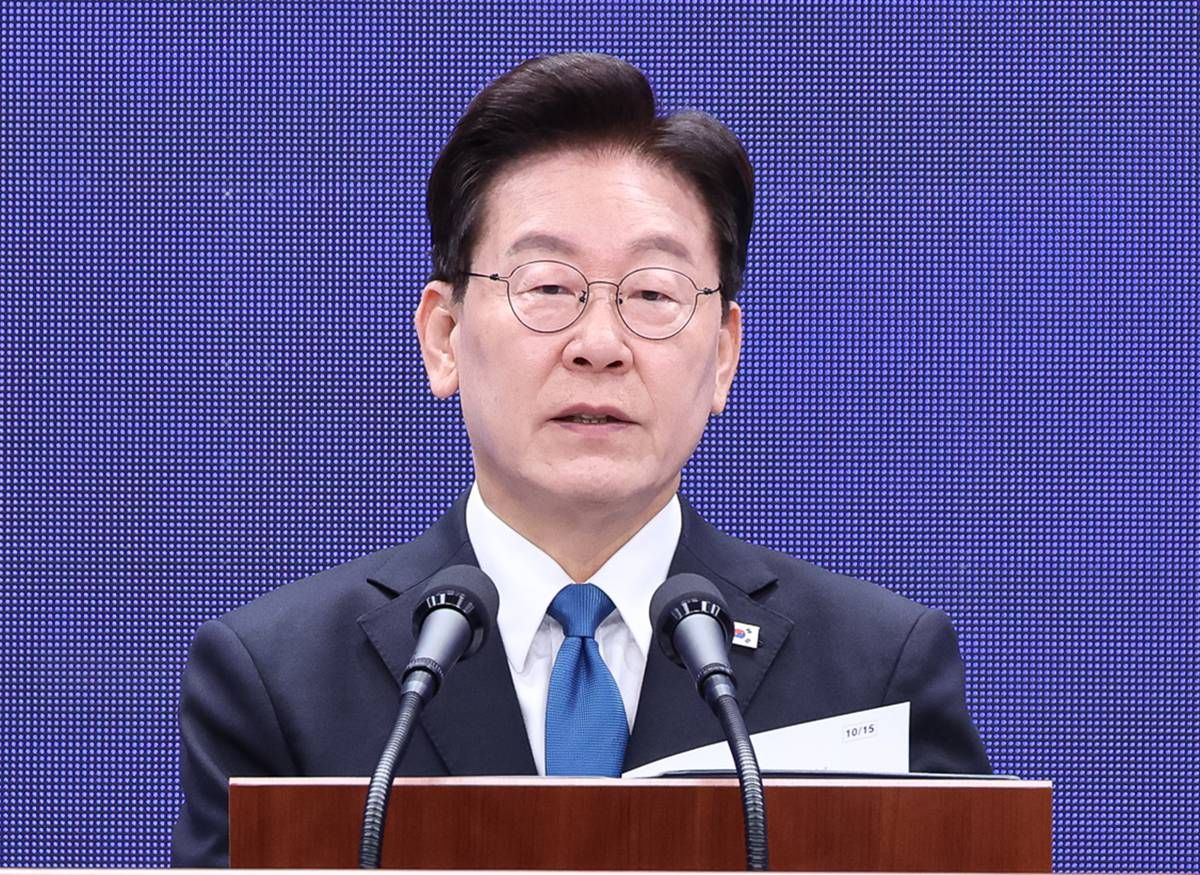 이재명 대통령. 기사 이해를 돕기 위한 자료 사진. 이 대통령과 유 작가 등 강경파 중 누구의 검찰 개혁 방향이 맞는지 물은 여론조사 결과가 22일 나왔다. 여론조사업체 미디어토마토가 뉴스토마토 의뢰로 지난 19일부터 20일까지 이틀간 만 18세 이상 전국 성인 남녀 1033명을 대상으로 '누구의 검찰 개혁 방향에 보다 동의하는지' 물은 조사 결과를 공개했다. 조사 결과 전체 응답자의 29.4%가 '이 대통령의 방향에 동의한다'라고 답했다. 반면 26.6%는 '유 작가 등 강경파의 방향에 동의한다'라고 답했다. / 뉴스1