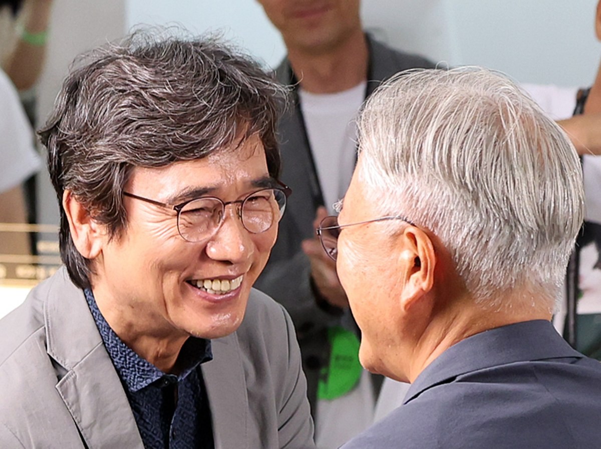 유시민 작가가 서울 강남구 코엑스에서 열린 서울국제도서전 ‘돌베개·평산책방’ 부스를 찾아 문재인 전 대통령과 인사를 나누고 있다. 기사 이해를 돕기 위한 자료 사진. 이재명 대통령과 유 작가 등 강경파 중 누구의 검찰 개혁 방향이 맞는지 물은 여론조사 결과가 22일 나왔다. 여론조사업체 미디어토마토가 뉴스토마토 의뢰로 지난 19일부터 20일까지 이틀간 만 18세 이상 전국 성인 남녀 1033명을 대상으로 '누구의 검찰 개혁 방향에 보다 동의하는지' 물은 조사 결과를 공개했다. 조사 결과 전체 응답자의 29.4%가 '이 대통령의 방향에 동의한다'라고 답했다. 반면 26.6%는 '유 작가 등 강경파의 방향에 동의한다'라고 답했다. / 뉴스1