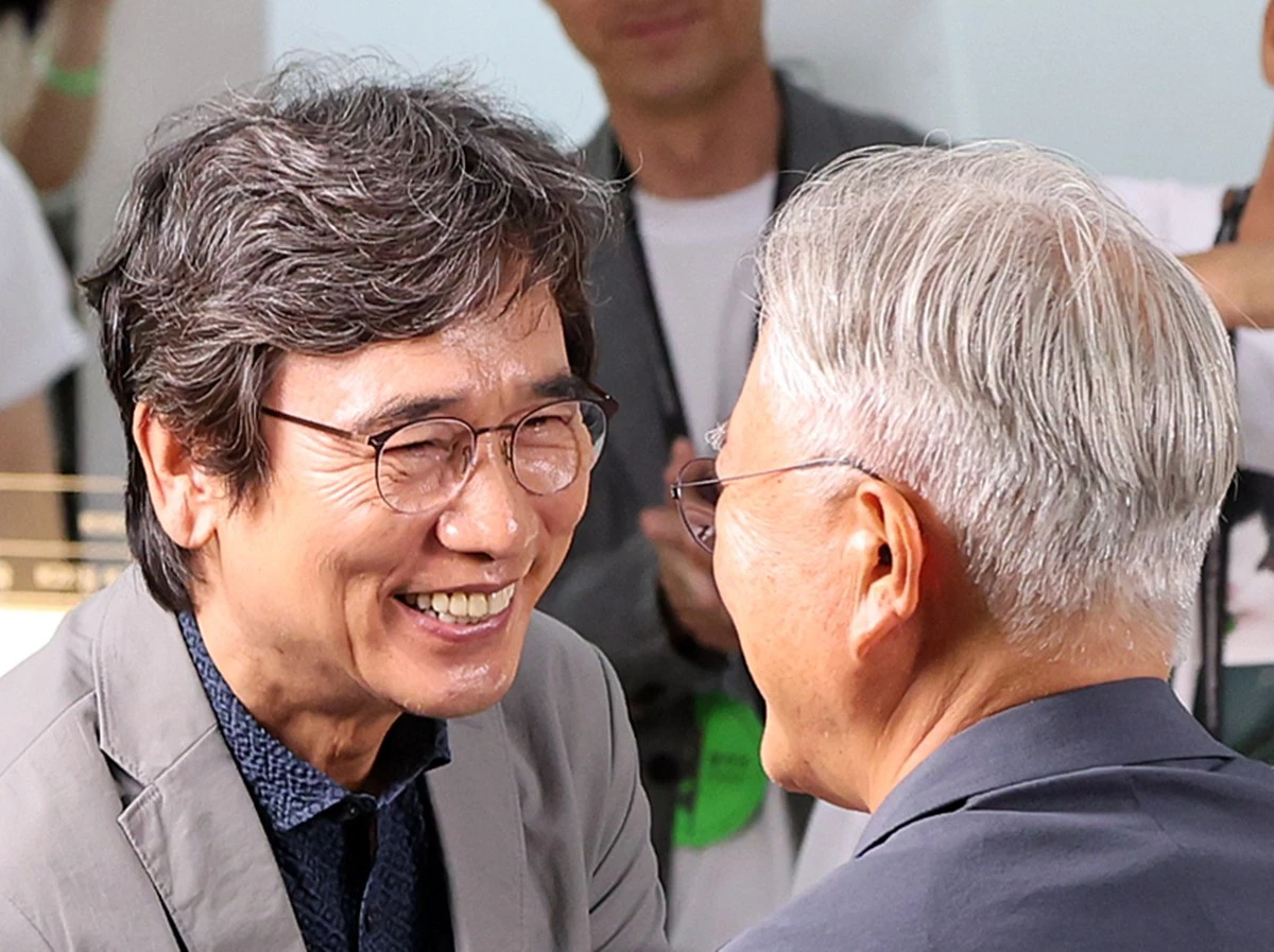 유시민 작가가 서울 강남구 코엑스에서 열린 서울국제도서전 ‘돌베개·평산책방’ 부스를 찾아 문재인 전 대통령과 인사를 나누고 있다. 기사 이해를 돕기 위한 자료 사진. 이재명 대통령과 유 작가 등 강경파 중 누구의 검찰 개혁 방향이 맞는지 물은 여론조사 결과가 22일 나왔다. 여론조사업체 미디어토마토가 뉴스토마토 의뢰로 지난 19일부터 20일까지 이틀간 만 18세 이상 전국 성인 남녀 1033명을 대상으로 '누구의 검찰 개혁 방향에 보다 동의하는지' 물은 조사 결과를 공개했다. 조사 결과 전체 응답자의 29.4%가 '이 대통령의 방향에 동의한다'라고 답했다. 반면 26.6%는 '유 작가 등 강경파의 방향에 동의한다'라고 답했다. / 뉴스1