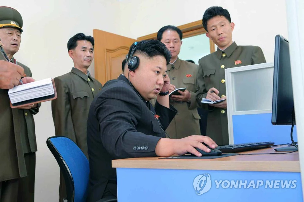컴퓨터를 조작 중인 김정은 북한 국무위원장 / 연합뉴스