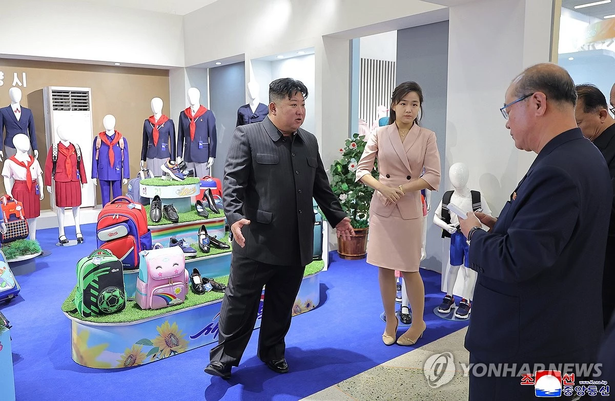 김정은 북한 국무위원장이 지난 19일 딸 주애, 부인 리설주 여사와 함께 '새 제품 개발과 질 제고 열풍'을 주제로 열리는 경공업 부문 피복ㆍ신발 전시회장을 돌아봤다며 조선중앙통신이 20일 보도한 사진 / 연합뉴스