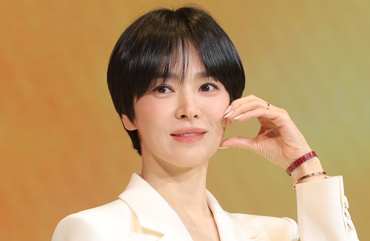 송혜교가 1월 14일 서울 강남구 웨스틴 서울 파르나스에서 열린 멀츠 에스테틱스의 히알루론산 필러 ‘벨로테로’ 신규 캠페인 공개 행사에 참석해 포즈를 취하고 있다. / 뉴스1