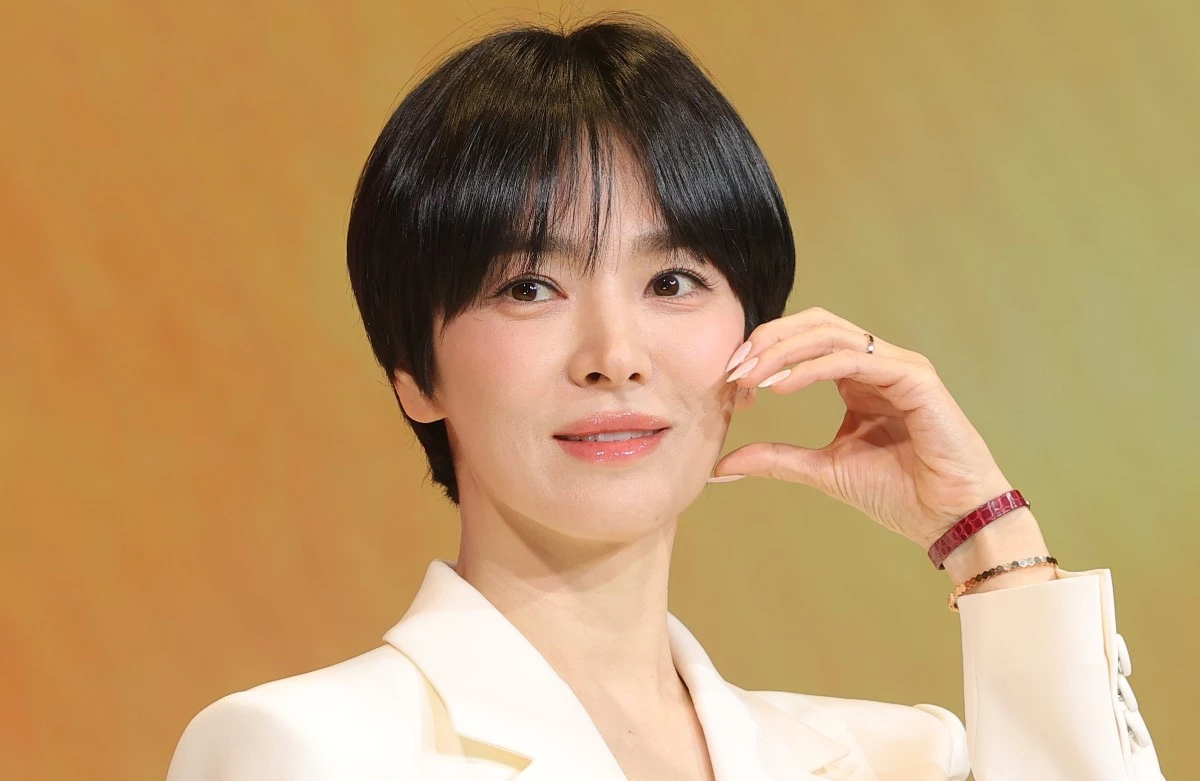 송혜교가 1월 14일 서울 강남구 웨스틴 서울 파르나스에서 열린 멀츠 에스테틱스의 히알루론산 필러 ‘벨로테로’ 신규 캠페인 공개 행사에 참석해 포즈를 취하고 있다. / 뉴스1
