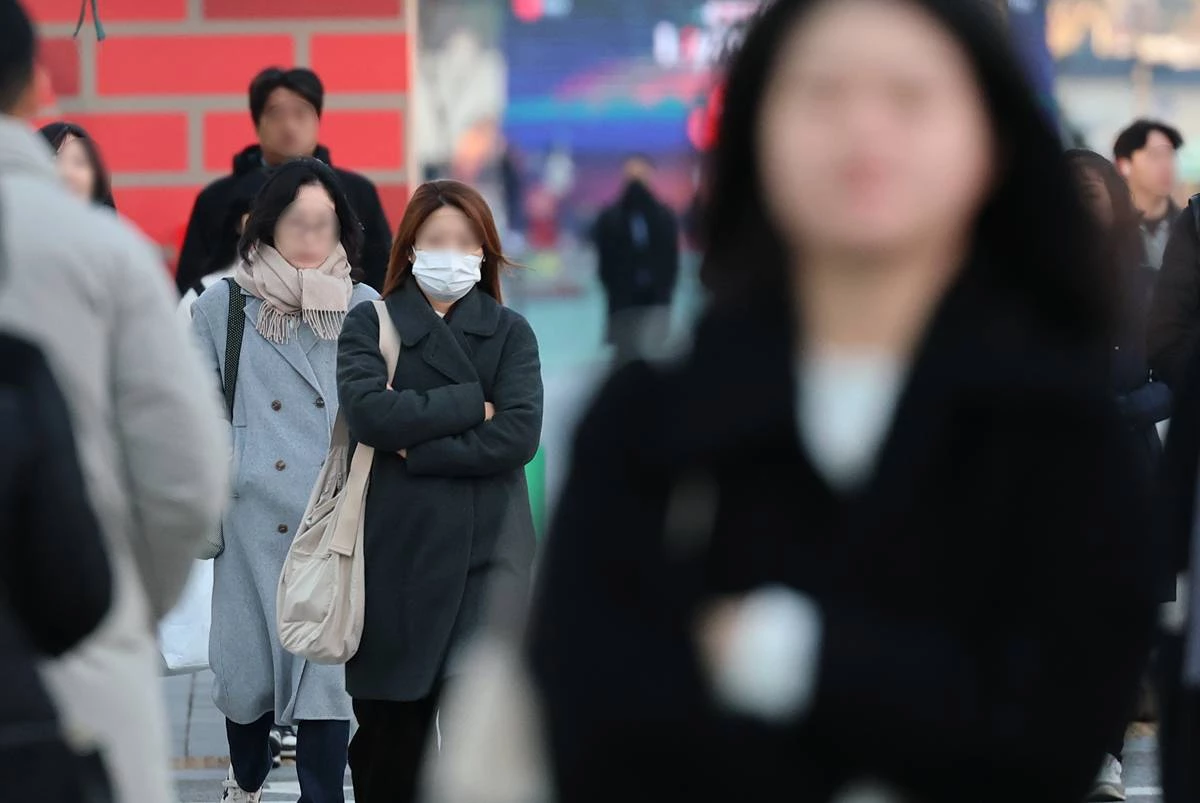 잔뜩 움츠러든 출근길 / 뉴스1