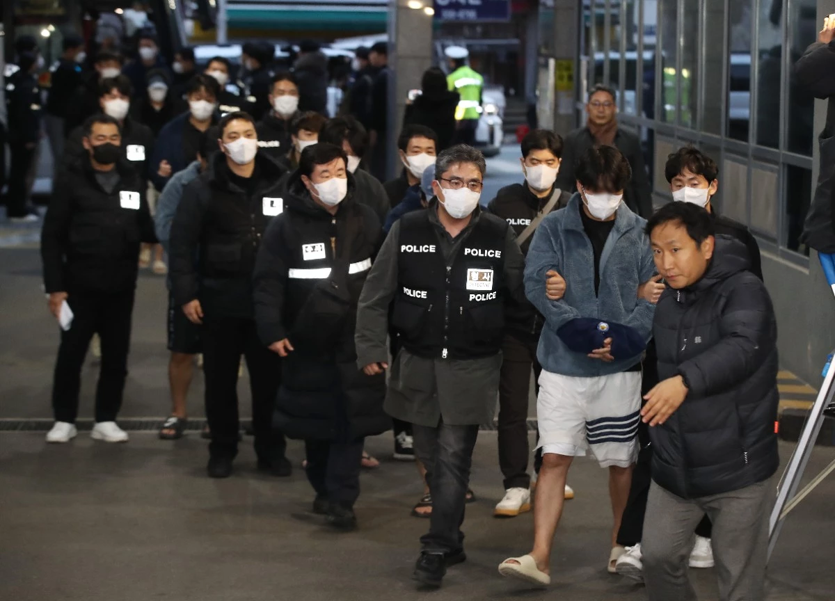 캄보디아에서 대규모 스캠 범죄를 저질러 강제 송환된 한국인 피의자들이 부산 동래구 동래경찰서로 압송되고 있는 모습 / 뉴스1