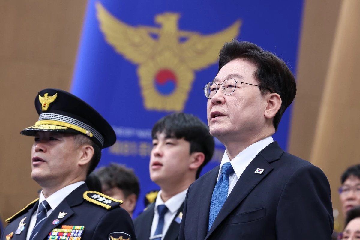 이재명 대통령이 지난 21일 서울 서대문구 경찰청에서 열린 제81주년 경찰의 날 기념식에서 애국가를 제창하고 있는 모습 / 뉴스1