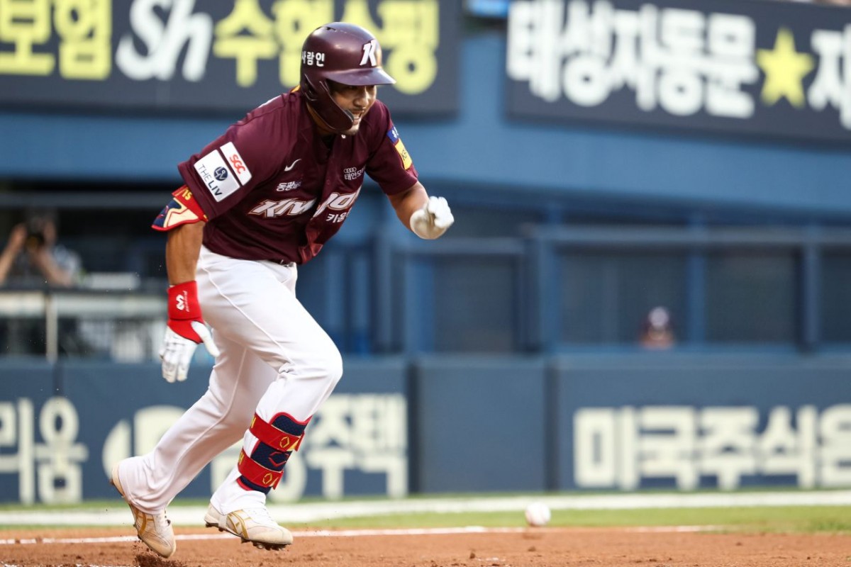 2023년 8월 2일 서울 송파구 잠실야구장에서 열린 프로야구 '2023 신한 SOL KBO리그' 키움 히어로즈와 LG 트윈스의 경기, 3회초 2사 1루 상황 키움 이용규가 체크스윙에 땅볼이 되자 1루로 전력질주하고 있다. / 뉴스1