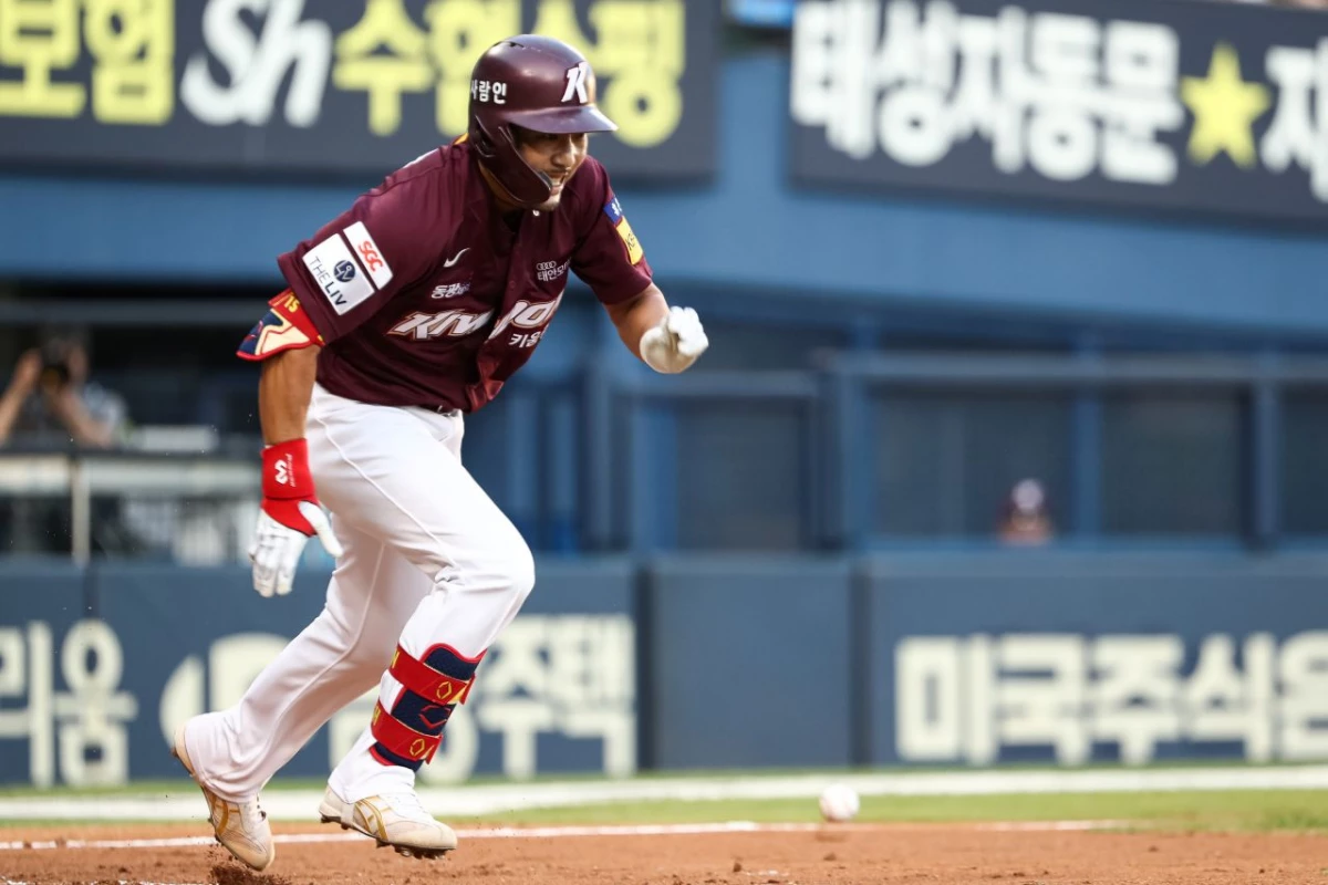 2023년 8월 2일 서울 송파구 잠실야구장에서 열린 프로야구 '2023 신한 SOL KBO리그' 키움 히어로즈와 LG 트윈스의 경기, 3회초 2사 1루 상황 키움 이용규가 체크스윙에 땅볼이 되자 1루로 전력질주하고 있다. / 뉴스1