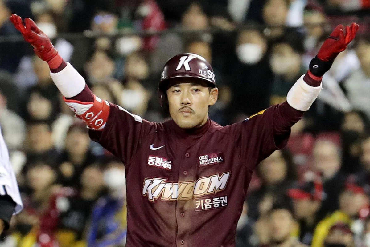 2022년 10월 25일 서울 송파구 잠실야구장에서 열린 프로야구 '2022 신한은행 SOL KBO 포스트시즌' 플레이오프 2차전 LG 트윈스와 키움 히어로즈의 경기에서 키움 이용규가 2회초 2사 2,3루상황 2타점 1루타를 치고 환호하고 있다. / 뉴스1