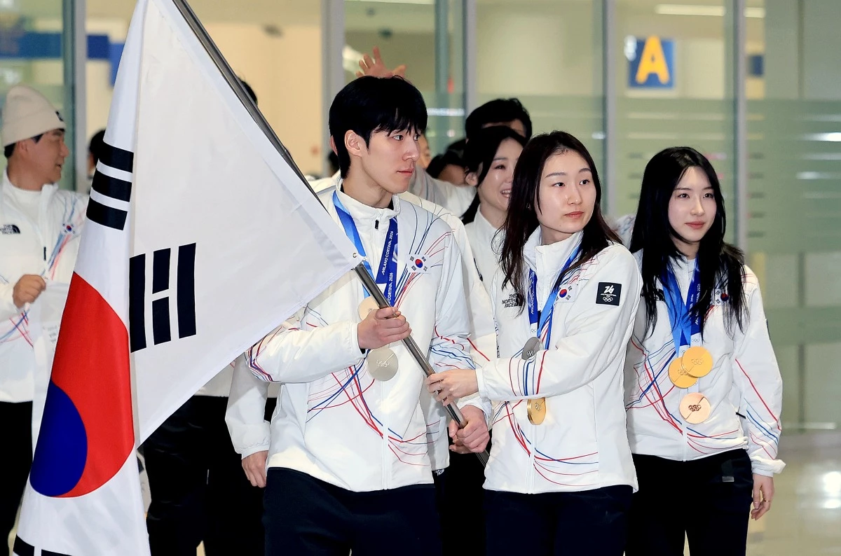 쇼트트랙 최민정, 황대헌, 김길리 등 대한민국 국가대표팀이 2026 밀라노·코르티나담페초 동계올림픽을 마치고 지난 2월 인천국제공항을 통해 귀국해 태극기를 흔들고 있다. / 뉴스1