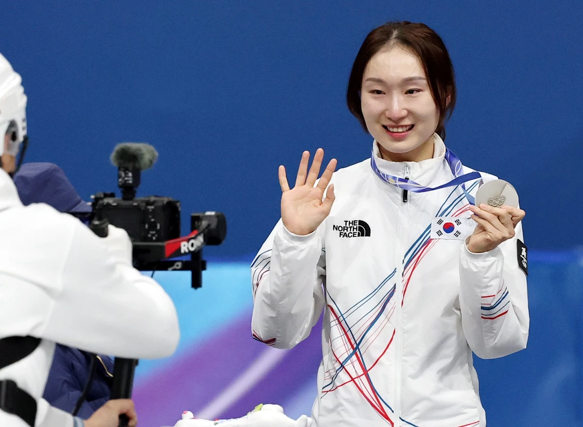 지난 2월 이탈리아 밀라노 아이스스케이팅 아레나에서 열린 2026 밀라노·코르티나담페초 동계올림픽 쇼트트랙 여자 1500m에서 은메달을 획득한 최민정이 미소를 지으며 메달을 들어보이고 있다. / 뉴스1