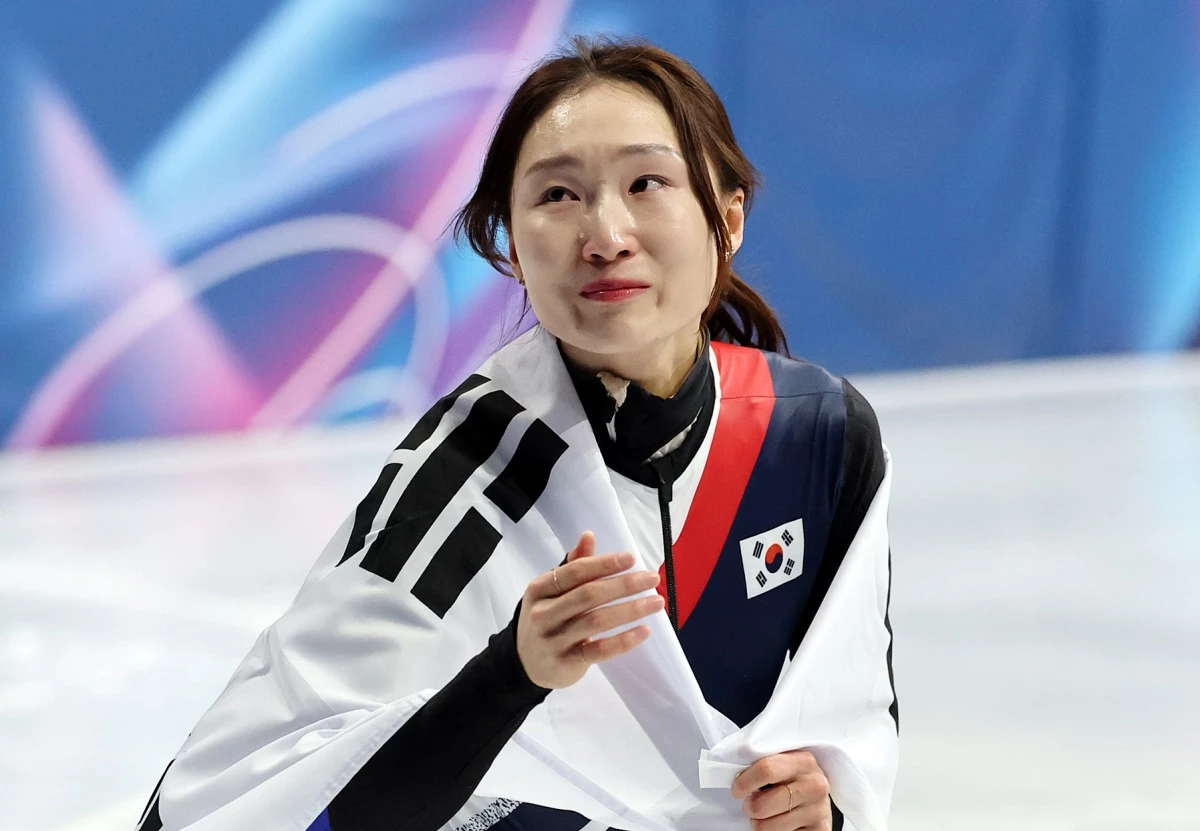 쇼트트랙 최민정이 지난 2 이탈리아 밀라노 아이스 스케이팅 아레나에서 열린 2026 밀라노·코르티나담페초 동계올림픽 쇼트트랙 여자 1500m 결승에서 은메달을 확보 후 태극기를 두른 채 눈물을 흘리고 있다. / 뉴스1