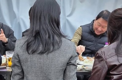 최 회장이 21일 서울 중구 을지로 일대에서 직원들과 회식하며 이야기를 나누고 있다. / 인스타그램 갈무리
